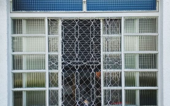 Janelas abertas, mas com proteção