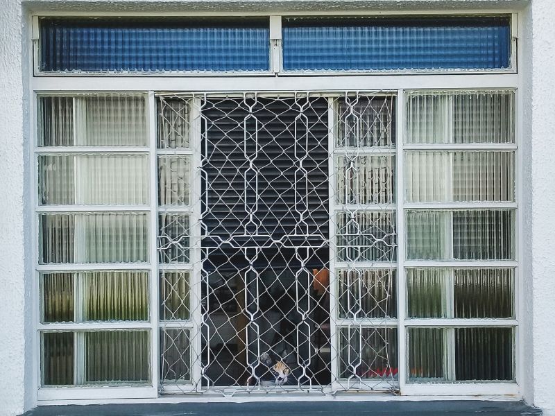 Janelas abertas, mas com proteção