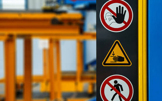 Promova acessibilidade, segurança e conformidade aplicando a NR12, pisos táteis e sinalizações no ambiente industrial.