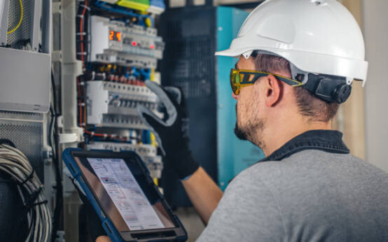 Entenda por que a manutenção elétrica industrial é essencial para garantir segurança, eficiência operacional e redução de falhas.