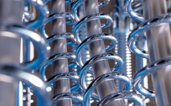 Imagem com diversas molas de alta tecnologia, destacando inovações no segmento de molas e artefatos industriais, ressaltando avanços tecnológicos e design moderno.