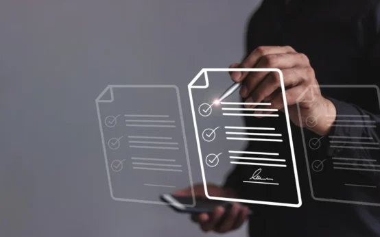 Pessoa assinando documento digital sobre as novas regulamentações para válvulas e mangueiras industriais, destacando a importância de adaptação ao futuro industrial.