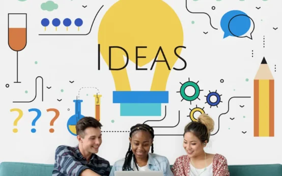 Imagem de três jovens discutindo ideias inovadoras para transformar projetos em negócios rentáveis, com elementos gráficos simbolizando criatividade, estratégias e inovação.