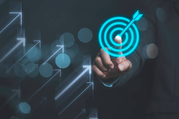 Empresas reduzem volume e aumentam profundidade ao priorizar qualidade, relevância e conteúdo mais estratégico.