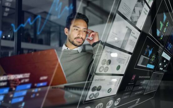 A IA transforma a análise de mercado ao processar dados, identificar padrões e gerar insights para decisões estratégicas mais rápidas.