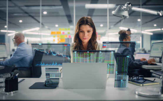 A IA ajuda empresas a antecipar tendências ao analisar dados, detectar padrões emergentes e identificar oportunidades antes da concorrência.