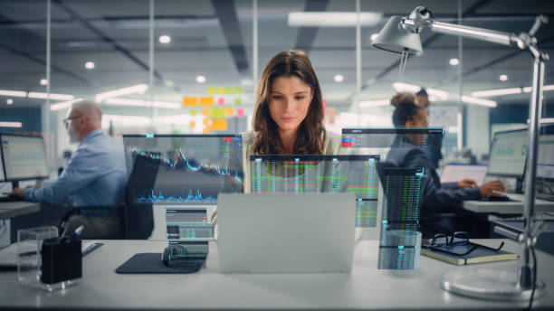 A IA ajuda empresas a antecipar tendências ao analisar dados, detectar padrões emergentes e identificar oportunidades antes da concorrência.