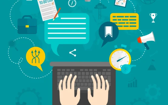 Ilustração em fundo azul de um notebook com gráficos, ícones de metas e uma lâmpada, representando Transformação digital: Como pequenas empresas podem aproveitar novas tecnologias.